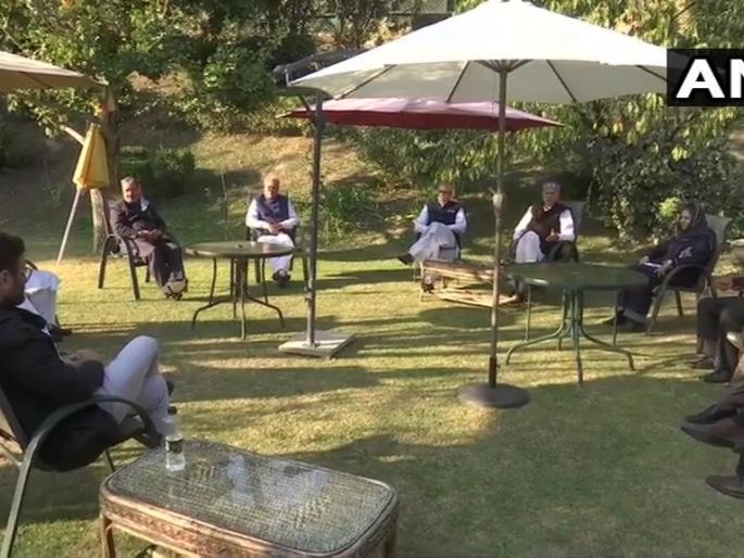 Kashmiri parties united For Article 370, Farooq Abdullah makes big statement after meeting | कलम ३७० विरोधात काश्मिरी पक्षांनी उघडली आघाडी, बैठकीनंतर फारुख अब्दुल्लांनी केले मोठे विधान Kashmiri parties united For Article 370, Farooq Abdullah makes big statement after meeting | कलम ३७० विरोधात काश्मिरी पक्षांनी उघडली आघाडी, बैठकीनंतर फारुख अब्दुल्लांनी केले मोठे विधान