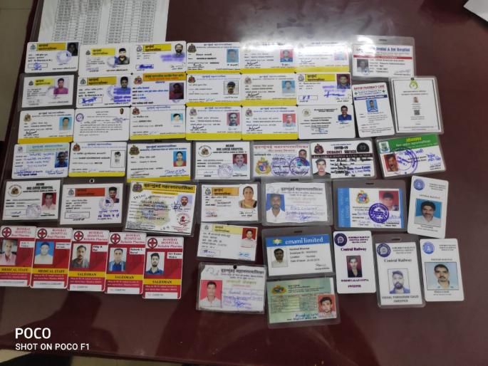 Fake identity cards circulated, action taken against 2100 people traveling by train | बनावट ओळखपत्रांने प्रवास करणाऱ्यांचा सुळसुळाट, २१०० जणांवर कारवाई Fake identity cards circulated, action taken against 2100 people traveling by train | बनावट ओळखपत्रांने प्रवास करणाऱ्यांचा सुळसुळाट, २१०० जणांवर कारवाई