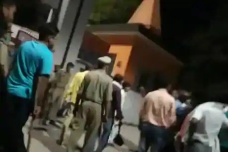 BJP MLA Lokendra Bahadur bullying at police station & released accused who molested the girl was | भाजपा आमदाराची पोलीस ठाण्यात गुंडगिरी, तरुणीची छेड काढणाऱ्या आरोपीला नेले सोडवून BJP MLA Lokendra Bahadur bullying at police station & released accused who molested the girl was | भाजपा आमदाराची पोलीस ठाण्यात गुंडगिरी, तरुणीची छेड काढणाऱ्या आरोपीला नेले सोडवून