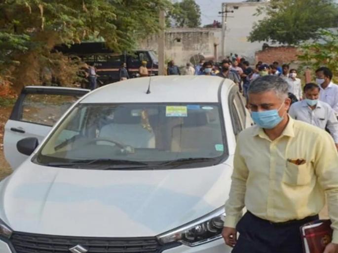 Hathras gangrape: CBI Team reaches At the home of the victim's family, statement will record of the mother and sister in law | Hathras gangrape : CBI ची टीम पीडित कुटुंबियांच्या घरी, आई अन् वाहिनीचा नोंदवणार जबाब Hathras gangrape: CBI Team reaches At the home of the victim's family, statement will record of the mother and sister in law | Hathras gangrape : CBI ची टीम पीडित कुटुंबियांच्या घरी, आई अन् वाहिनीचा नोंदवणार जबाब