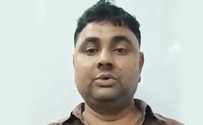 Dhirendra Singh, the main accused in the Ballia firing case, has applied to the court for surrender | बलिया गोळीबार प्रकरणी मुख्य आरोपी धीरेंद्र सिंगने आत्मसमर्पणासाठी केला कोर्टात अर्ज  Dhirendra Singh, the main accused in the Ballia firing case, has applied to the court for surrender | बलिया गोळीबार प्रकरणी मुख्य आरोपी धीरेंद्र सिंगने आत्मसमर्पणासाठी केला कोर्टात अर्ज