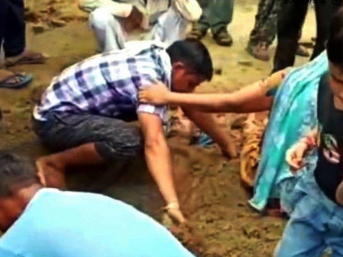 lakhisarai assembly labor resources minister vijay kumar sinha bihar election 2020 | Bihar Election 2020 : निवडणूक प्रचारासाठी आलेल्या मंत्र्यावर संतप्त गावकऱ्यांनी फेकलं शेण, Video व्हायरल lakhisarai assembly labor resources minister vijay kumar sinha bihar election 2020 | Bihar Election 2020 : निवडणूक प्रचारासाठी आलेल्या मंत्र्यावर संतप्त गावकऱ्यांनी फेकलं शेण, Video व्हायरल