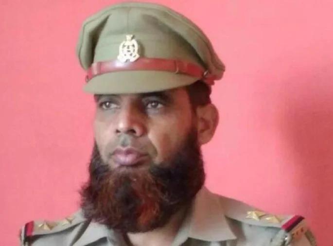 Long beard police officer cut his beard and come on duty, which was suspende | लांब दाढी कापून पोलीस अधिकारी झाला सेवेत रुजू, करण्यात आले होते निलंबन Long beard police officer cut his beard and come on duty, which was suspende | लांब दाढी कापून पोलीस अधिकारी झाला सेवेत रुजू, करण्यात आले होते निलंबन