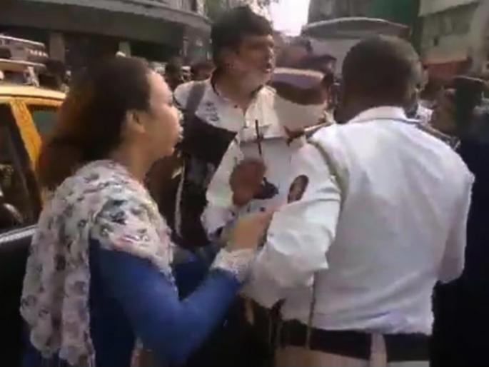 Hands raised on khaki! Woman caught by traffic police's coller and beaten | Video : खाकीवर उगारला हात! महिलेने वाहतूक पोलिसाची पकडली कॉलर अन् केली मारहाण Hands raised on khaki! Woman caught by traffic police's coller and beaten | Video : खाकीवर उगारला हात! महिलेने वाहतूक पोलिसाची पकडली कॉलर अन् केली मारहाण