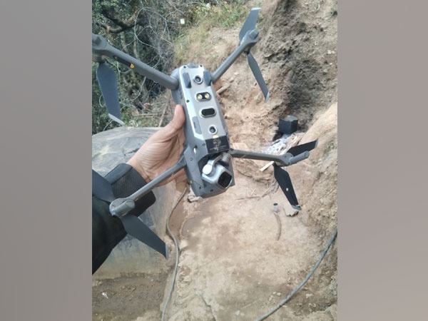 Pakistan quadcopter shot down by Indian Army in J-K's Keran sector | Jammu And Kashmir : भारतीय जवानांनी LOC वर घिरट्या घालणारं पाकिस्तानी ‘क्वाडकॉप्टर’ पाडलं Pakistan quadcopter shot down by Indian Army in J-K's Keran sector | Jammu And Kashmir : भारतीय जवानांनी LOC वर घिरट्या घालणारं पाकिस्तानी ‘क्वाडकॉप्टर’ पाडलं