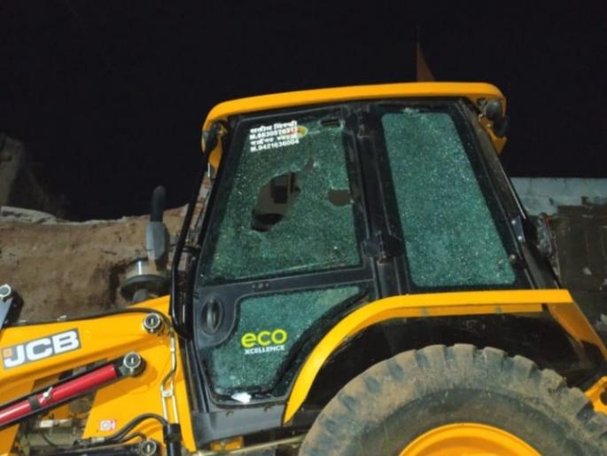 Stone throwing on JCB at Amalner which demolished the Dagadi Darwaja Buruj | दगडी दरवाज्याचा बुरुज पाडणाऱ्या जेसीबीवर अमळनेर येथे दगडफेक Stone throwing on JCB at Amalner which demolished the Dagadi Darwaja Buruj | दगडी दरवाज्याचा बुरुज पाडणाऱ्या जेसीबीवर अमळनेर येथे दगडफेक