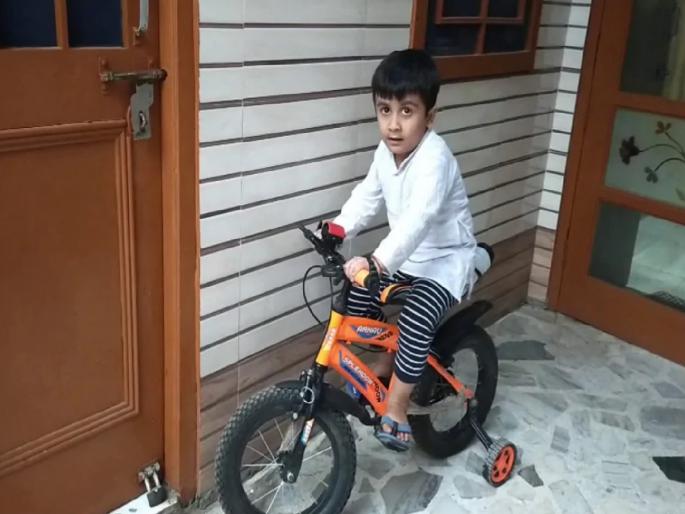 4 year old child reached police station after his bicycl bell was stolen | ...म्हणून 4 वर्षांच्या चिमुकल्यानं गाठलं पोलीस स्टेशन, तक्रार ऐकून पोलीसही झाले चकीत 4 year old child reached police station after his bicycl bell was stolen | ...म्हणून 4 वर्षांच्या चिमुकल्यानं गाठलं पोलीस स्टेशन, तक्रार ऐकून पोलीसही झाले चकीत