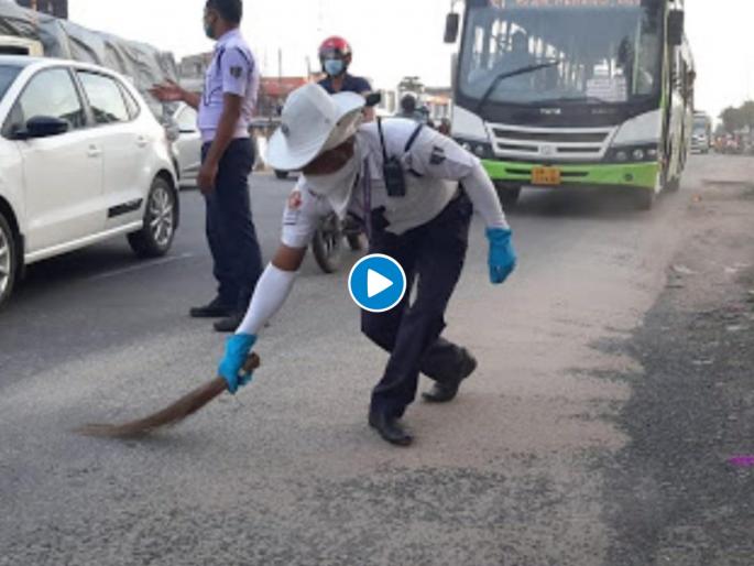 Viral Video : Odisha traffic policeman sweeps road video goes viral | वाहतूक पोलिसाला झाडू मारताना पाहून नेटिझन्सनी केलं सॅल्यूट; कारण वाचून तुम्हीही कराल कौतुक Viral Video : Odisha traffic policeman sweeps road video goes viral | वाहतूक पोलिसाला झाडू मारताना पाहून नेटिझन्सनी केलं सॅल्यूट; कारण वाचून तुम्हीही कराल कौतुक