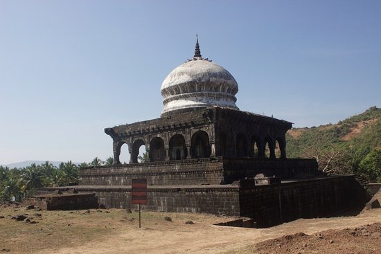 Khokari's ancient Gumbaz locked, displeasing tourists | खोकरीचे पुरातन गुंबज कुलूपबंद, पर्यटकांमध्ये नाराजी
