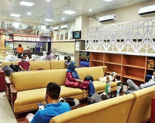 Mumbai airport? Nope, that’s new lounge at CSMT | सोफा, डायनिंग टेबल, लायब्ररी अन् बरंच काही; CSMT चा नवा लाऊंज लय भारी