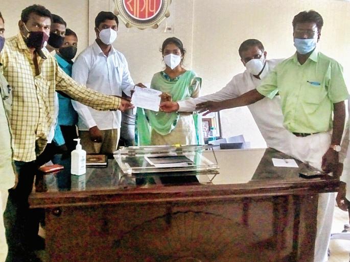 Contaminated water supply from Vihur dam, villagers suffer: Complaint to Zilla Parishad President | विहूर धरणातून दूषित पाणीपुरवठा, ग्रामस्थ त्रस्त : जिल्हा परिषदेच्या अध्यक्षांकडे तक्रार    Contaminated water supply from Vihur dam, villagers suffer: Complaint to Zilla Parishad President | विहूर धरणातून दूषित पाणीपुरवठा, ग्रामस्थ त्रस्त : जिल्हा परिषदेच्या अध्यक्षांकडे तक्रार