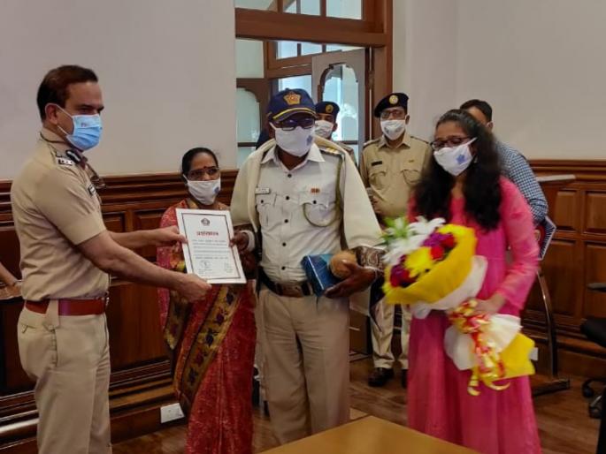 The praise of abstinence of the 'that' traffic police was honored by the Commissioner of Police | 'त्या' ट्रॅफिक पोलिसाने बाळगलेल्या संयमाची दखल, पोलीस आयुक्तांनी केले सन्मानित The praise of abstinence of the 'that' traffic police was honored by the Commissioner of Police | 'त्या' ट्रॅफिक पोलिसाने बाळगलेल्या संयमाची दखल, पोलीस आयुक्तांनी केले सन्मानित