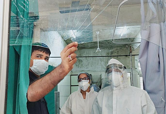 Relatives vandalize hospital after cheating patient, four arrested in Navi Mumbai incident | रुग्ण दगावल्याने नातेवाइकांनी केली रुग्णालयाची तोडफोड, नवी मुंबईतील घटनेत चौघांना अटक Relatives vandalize hospital after cheating patient, four arrested in Navi Mumbai incident | रुग्ण दगावल्याने नातेवाइकांनी केली रुग्णालयाची तोडफोड, नवी मुंबईतील घटनेत चौघांना अटक