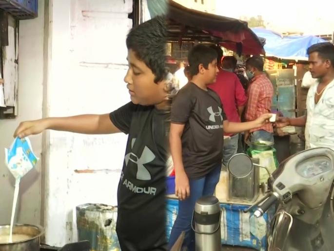 Mumbai 14 boy sells tea to support his family after his mother got jobless amid pandemic | अरेरे! लॉकडाऊनमुळे आईची नोकरी गेली; १४ वर्षीय मुलगा रस्त्यावर चहा विकून चालवतोय घर Mumbai 14 boy sells tea to support his family after his mother got jobless amid pandemic | अरेरे! लॉकडाऊनमुळे आईची नोकरी गेली; १४ वर्षीय मुलगा रस्त्यावर चहा विकून चालवतोय घर