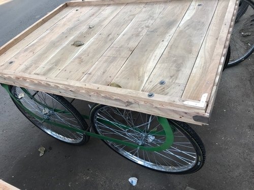 Building accident: Vegetable woman shows humanity; People's belongings carried on handcarts | इमारत दुर्घटना : भाजीविक्रेत्या महिलेने दाखवली माणुसकी; हातगाड्यांवर वाहिले लोकांचे सामान