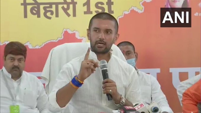 Those who're talking such things about son should be ashamed themselves says Chirag Paswan | "प्रत्येकजण आता मृत व्यक्तीवरून राजकारण करतंय, त्यांना स्वतःची लाज वाटायला हवी" Those who're talking such things about son should be ashamed themselves says Chirag Paswan | "प्रत्येकजण आता मृत व्यक्तीवरून राजकारण करतंय, त्यांना स्वतःची लाज वाटायला हवी"