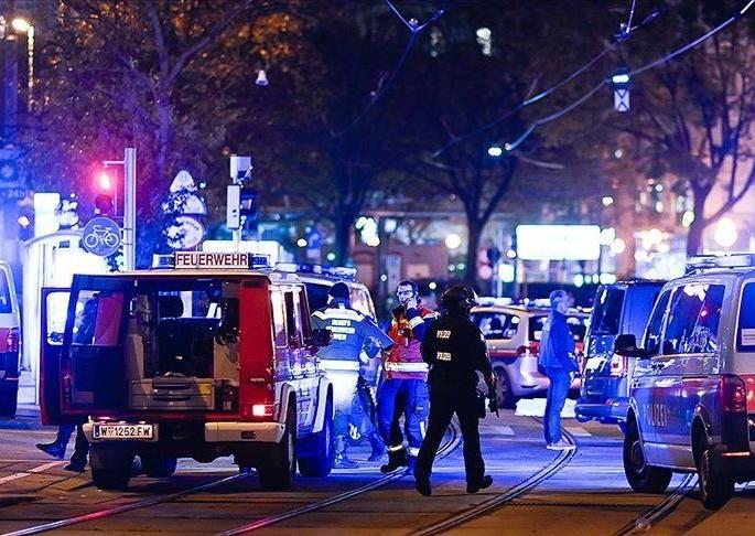 armed men have attacked six different locations in vienna austria including synagogue | ऑस्ट्रियामध्ये दहशतवादी हल्ला; 7 जणांचा मृत्यू, अनेक जण जखमी armed men have attacked six different locations in vienna austria including synagogue | ऑस्ट्रियामध्ये दहशतवादी हल्ला; 7 जणांचा मृत्यू, अनेक जण जखमी
