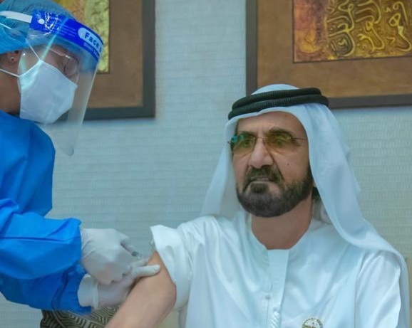 middle east uae pm sheikh mohammed bin rashid al maktoum gets covid 19 vaccine | CoronaVirus News : भारीच! लोकांमधील भीती घालवण्यासाठी पंतप्रधानांनीच घेतली कोरोना लस
