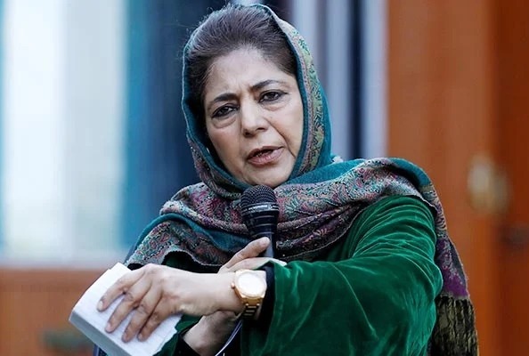 ex cm of jammu kashmir mehbooba mufti advocated talk among india and pakistan | एलओसीवरील गोळीबारानंतर मेहबुबा मुफ्ती यांनी दिला सल्ला, केली "ही" मागणी ex cm of jammu kashmir mehbooba mufti advocated talk among india and pakistan | एलओसीवरील गोळीबारानंतर मेहबुबा मुफ्ती यांनी दिला सल्ला, केली "ही" मागणी