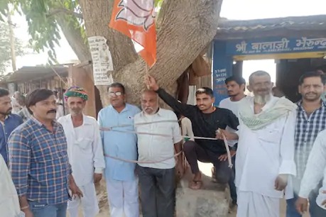 Not giving election ticket, BJP activist tied the leader to a tree | निवडणुकीचे तिकीट नाही दिले, भाजपा कार्यकर्त्याने नेत्याला झाडाला बांधून घातले Not giving election ticket, BJP activist tied the leader to a tree | निवडणुकीचे तिकीट नाही दिले, भाजपा कार्यकर्त्याने नेत्याला झाडाला बांधून घातले