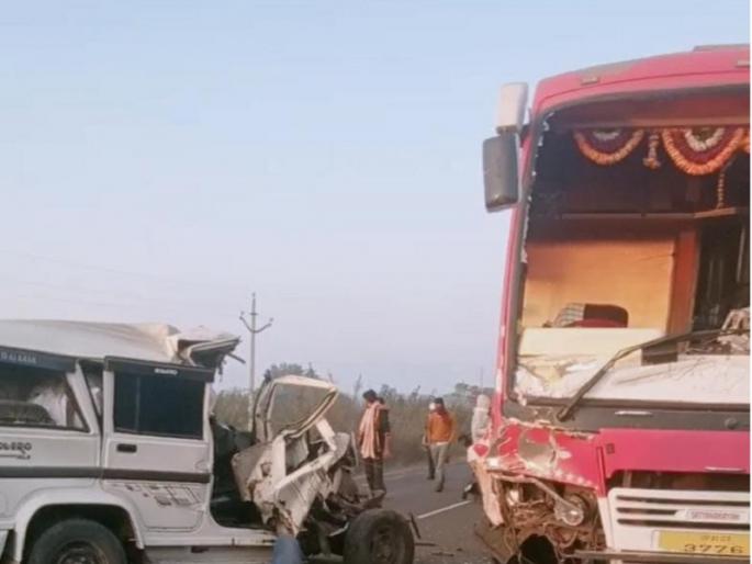 Gutkha smuggler's jeep hit private bus | भरधाव जीपची खाजगी बसला जोरदार धडक; भीषण अपघातातून उघड झाली गुटखा तस्करी Gutkha smuggler's jeep hit private bus | भरधाव जीपची खाजगी बसला जोरदार धडक; भीषण अपघातातून उघड झाली गुटखा तस्करी