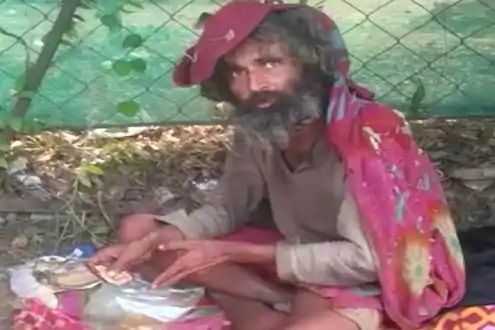 madhya pradesh police officer found their batchmate as beggar on street once was police gwalior | थंडीनं कुडकुडत होता भिकारी; मदतीसाठी धावला अधिकारी अन् समोर आली धक्कादायक माहिती madhya pradesh police officer found their batchmate as beggar on street once was police gwalior | थंडीनं कुडकुडत होता भिकारी; मदतीसाठी धावला अधिकारी अन् समोर आली धक्कादायक माहिती