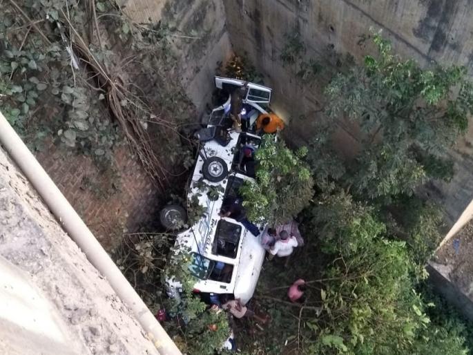 five died in road accident near umbraj | काळाचा घाला! मिनी बस ५० फूट खाली कोसळून भीषण अपघात, ५ जणांचा मृत्यू five died in road accident near umbraj | काळाचा घाला! मिनी बस ५० फूट खाली कोसळून भीषण अपघात, ५ जणांचा मृत्यू
