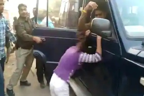 police arrested shopkeeper for selling firecrackers daughter kept banging head on car | माझ्या वडिलांना सोडा म्हणत चिमुकलीने पोलिसांच्या गाडीवर आपटलं डोकं, Video व्हायरल