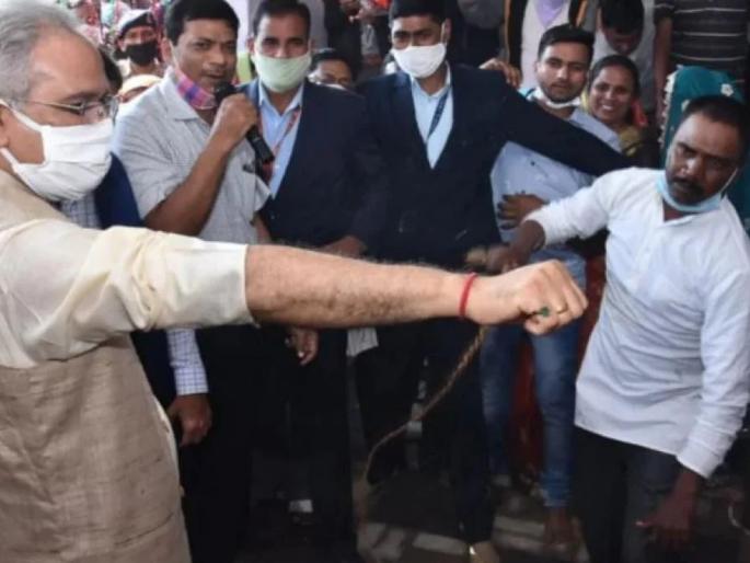 ... So the Chief Minister of Chhattisgarh ate the whip, see VIDEO | ...म्हणून छत्तीसगडच्या मुख्यमंत्र्यांनी खाल्ले चाबकाचे फटके, पाहा VIDEO ... So the Chief Minister of Chhattisgarh ate the whip, see VIDEO | ...म्हणून छत्तीसगडच्या मुख्यमंत्र्यांनी खाल्ले चाबकाचे फटके, पाहा VIDEO