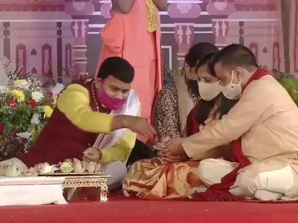 Congratulations to Arvind Kejriwal for becoming a Hindu leader - Ashutosh | हिंदू नेते बनल्याबद्दल अभिनंदन, माजी सहकाऱ्याचा अरविंद केजरीवालांना टोला Congratulations to Arvind Kejriwal for becoming a Hindu leader - Ashutosh | हिंदू नेते बनल्याबद्दल अभिनंदन, माजी सहकाऱ्याचा अरविंद केजरीवालांना टोला