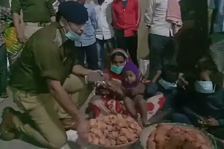 sp city sanjay varma buys all earthen lamps of poor family to bring smile on their faces | वर्दीतील माणुसकी! दिवे विकणाऱ्या वृद्ध महिलेसाठी पोलिसाचा पुढाकार, गरीबांच्या चेहऱ्यावर आणलं हसू sp city sanjay varma buys all earthen lamps of poor family to bring smile on their faces | वर्दीतील माणुसकी! दिवे विकणाऱ्या वृद्ध महिलेसाठी पोलिसाचा पुढाकार, गरीबांच्या चेहऱ्यावर आणलं हसू