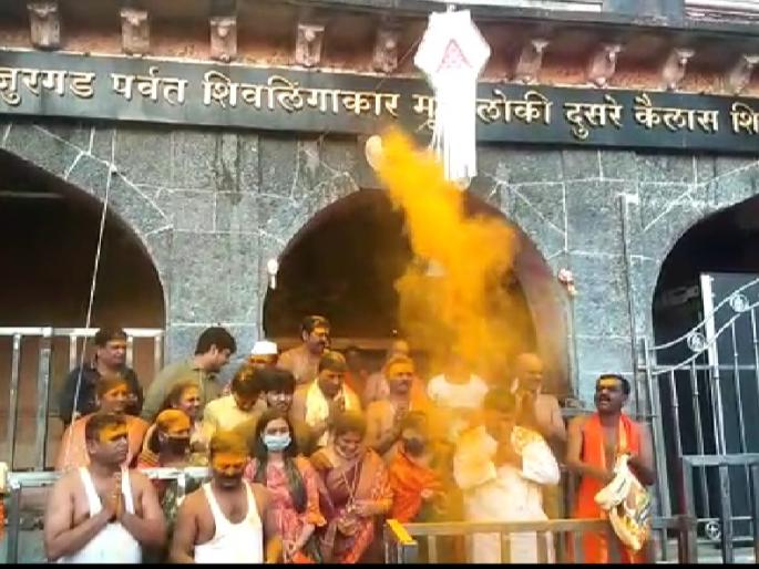 Jejurigad open to devotees from early morning | येळकोट येळकोट जय मल्हार! पहाटेपासून जेजुरीगड भाविकांसाठी खुला