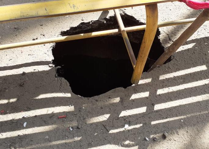 Road eroded in Mhatrenagar, Dombivali | डोंबिवलीतील म्हात्रेनगरमध्ये रस्ता खचला पडले भगदाड : सीसी रस्त्याचे काम रखडले  