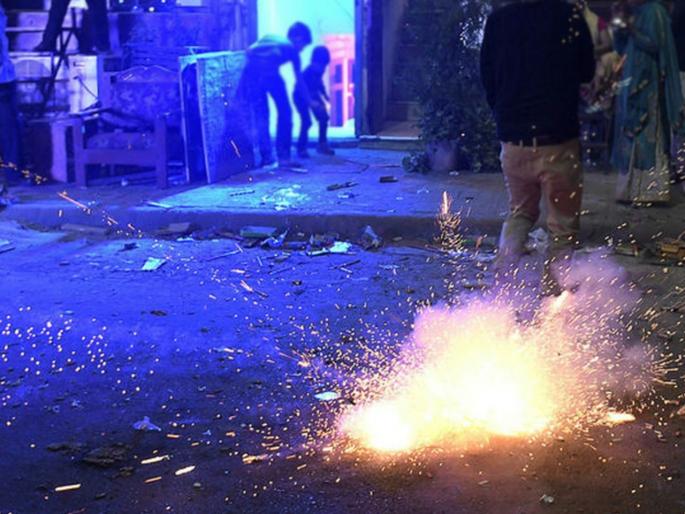 Neighbors beat a family to death after they were told not to set off firecrackers in front of the house | घरासमोर फटाके वाजवू नका, सांगितल्याने शेजाऱ्यांनी एका कुटुंबाला केली बेदम मारहाण Neighbors beat a family to death after they were told not to set off firecrackers in front of the house | घरासमोर फटाके वाजवू नका, सांगितल्याने शेजाऱ्यांनी एका कुटुंबाला केली बेदम मारहाण