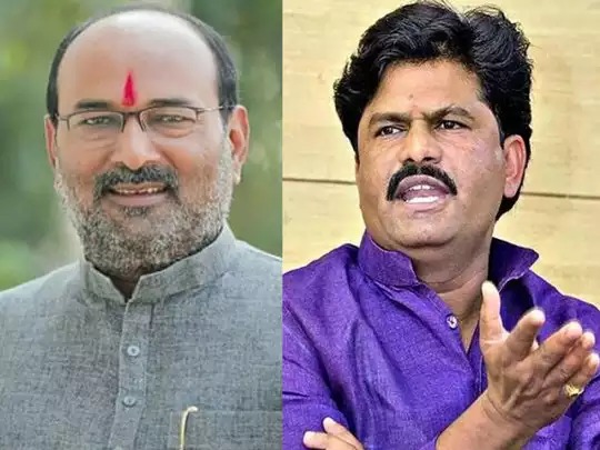 Wearing sandals in the temple, Fighting between MP Sanjaykaka Patil and MLA Gopichand Padalkar group | मंदिरात चप्पल घातल्याने खा. संजयकाका पाटील अन् आ. गोपीचंद पडळकर गटात हाणामारी Wearing sandals in the temple, Fighting between MP Sanjaykaka Patil and MLA Gopichand Padalkar group | मंदिरात चप्पल घातल्याने खा. संजयकाका पाटील अन् आ. गोपीचंद पडळकर गटात हाणामारी