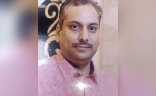 Businessman killed in extramarital affair, body dismembered and stuffed in suitcase, dumped in Gujarat | विवाहबाह्य संबंधातून व्यापाऱ्याची हत्या, मृतदेहाचे तुकडे करून सुटकेसमध्ये भरून टाकले गुजरातमध्ये Businessman killed in extramarital affair, body dismembered and stuffed in suitcase, dumped in Gujarat | विवाहबाह्य संबंधातून व्यापाऱ्याची हत्या, मृतदेहाचे तुकडे करून सुटकेसमध्ये भरून टाकले गुजरातमध्ये