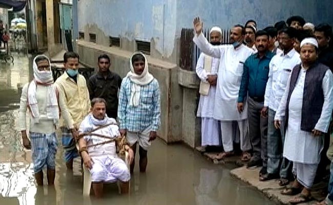 people in varanasi troubled by water logging took hostage of their own councilor | ...अन् संतप्त स्थानिकांनी नगरसेवकालाच खुर्चीला बांधून गटाराच्या पाण्यात बसवलं