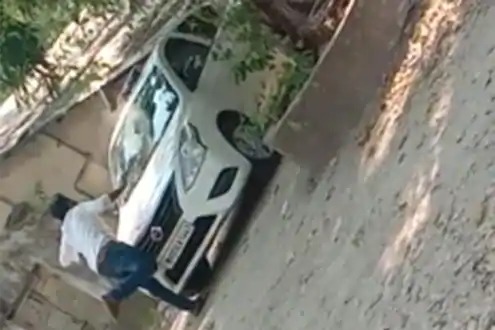 MNS office bearer attacks Ulhasnagar provincial officer's vehicle | मनसेच्या पदाधिकाऱ्याने उल्हासनगर प्रांत अधिकाऱ्याच्या गाडीवर केला हल्ला MNS office bearer attacks Ulhasnagar provincial officer's vehicle | मनसेच्या पदाधिकाऱ्याने उल्हासनगर प्रांत अधिकाऱ्याच्या गाडीवर केला हल्ला