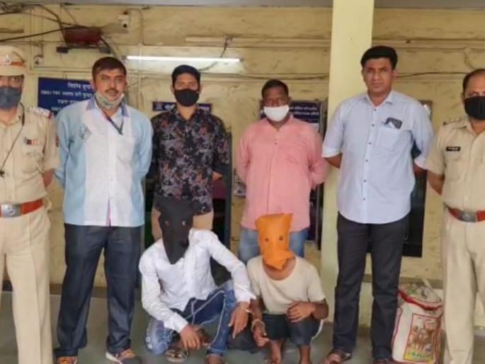 Accused arrested after attempting to molest a young woman and throw her out of a moving train | तरुणीचा विनयभंग करून चालत्या लोकलमधून फेकण्याचा प्रयत्न, आरोपी अटकेत Accused arrested after attempting to molest a young woman and throw her out of a moving train | तरुणीचा विनयभंग करून चालत्या लोकलमधून फेकण्याचा प्रयत्न, आरोपी अटकेत