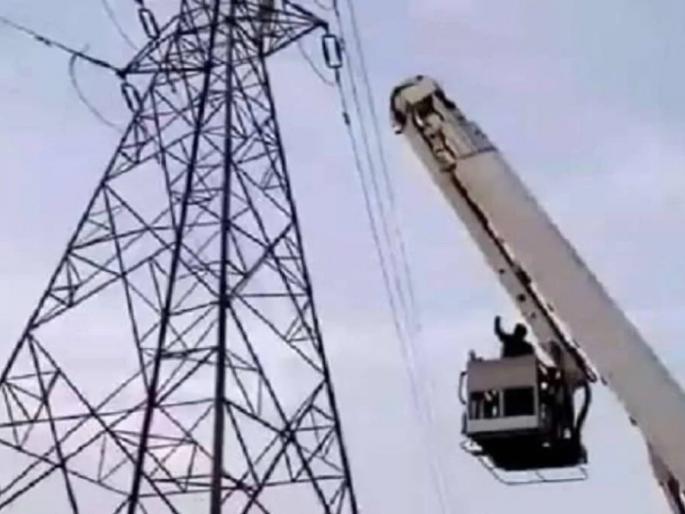 Maheri Gelis will jump from the tower, husband's showstyle drama after quarrel with wife | माहेरी गेलीस तर टॉवरवरून उडी मारेन, पत्नीसोबतच्या भांडणानंतर पतीचा शोलेस्टाइल ड्रामा Maheri Gelis will jump from the tower, husband's showstyle drama after quarrel with wife | माहेरी गेलीस तर टॉवरवरून उडी मारेन, पत्नीसोबतच्या भांडणानंतर पतीचा शोलेस्टाइल ड्रामा