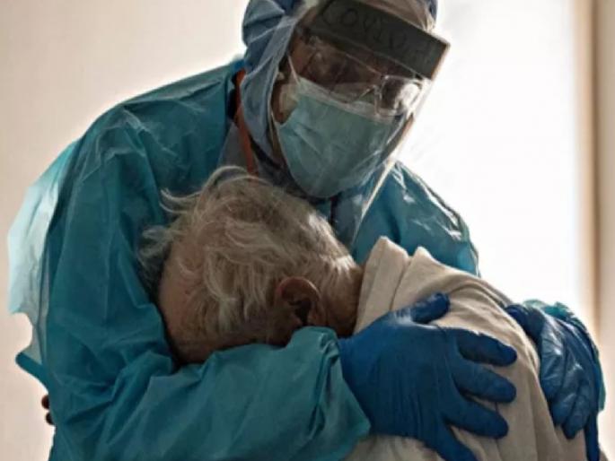 Doctor hugging an elderly covid-19 patient in the icu pic goes viral | हृदयद्रावक! आयसीयुमधील कोरोनाग्रस्त आजोबांना डॉक्टरांनी दिली हळवी गळाभेट, फोटो व्हायरल Doctor hugging an elderly covid-19 patient in the icu pic goes viral | हृदयद्रावक! आयसीयुमधील कोरोनाग्रस्त आजोबांना डॉक्टरांनी दिली हळवी गळाभेट, फोटो व्हायरल