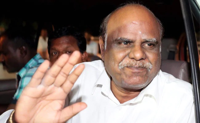 Offensive statement regarding judge's wife and female judge, former judge CS Karnan arrested | न्यायाधीशांच्या पत्नी आणि महिला न्यायाधीशांबाबत आक्षेपार्ह विधान, माजी न्यायाधीश सीएस कर्णन अटकेत Offensive statement regarding judge's wife and female judge, former judge CS Karnan arrested | न्यायाधीशांच्या पत्नी आणि महिला न्यायाधीशांबाबत आक्षेपार्ह विधान, माजी न्यायाधीश सीएस कर्णन अटकेत