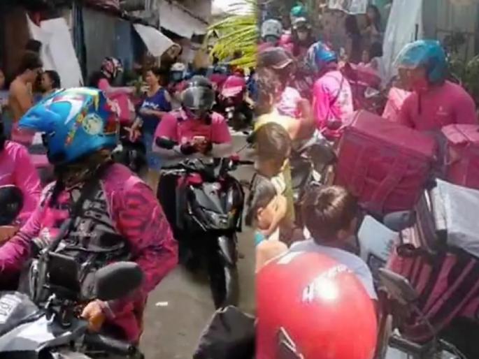 What do you say Rao! Pori ordered food online, 42 delivery boys arrived with food, then .... | काय सांगता राव! पोरीने ऑनलाईन जेवण मागवलं, ४२ डिलिव्हरी बॉईज जेवण घेऊन पोहोचले, मग.... What do you say Rao! Pori ordered food online, 42 delivery boys arrived with food, then .... | काय सांगता राव! पोरीने ऑनलाईन जेवण मागवलं, ४२ डिलिव्हरी बॉईज जेवण घेऊन पोहोचले, मग....