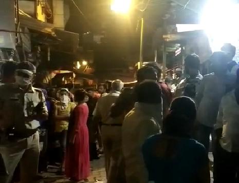 The bodies of three members of the same family were found, police's primery doubt that father killed 2 daughter then hand himself | एकाच कुटुंबातील तिघांचे आढळले मृतदेह, २ लेकींची हत्या करून पित्याने आत्महत्या केल्याचा पोलिसांचा अंदाज  The bodies of three members of the same family were found, police's primery doubt that father killed 2 daughter then hand himself | एकाच कुटुंबातील तिघांचे आढळले मृतदेह, २ लेकींची हत्या करून पित्याने आत्महत्या केल्याचा पोलिसांचा अंदाज