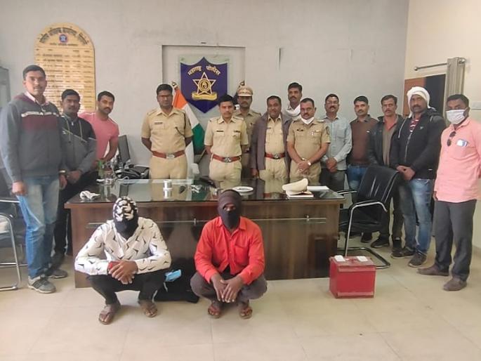 Both were arrested along with a foreign-made pistol and three live cartridges | विदेशी बनावटीचे पिस्टल, ३ जीवंत काडतूसासह दोघांना केले जेरबंद Both were arrested along with a foreign-made pistol and three live cartridges | विदेशी बनावटीचे पिस्टल, ३ जीवंत काडतूसासह दोघांना केले जेरबंद