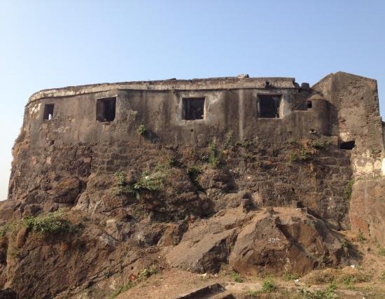 Sion's historic fort awaits repair, neglected by archeology department | सायनचा ऐतिहासक किल्ला दुरुस्तीच्या प्रतीक्षेत, पुरातत्त्व विभागाचे दुर्लक्ष