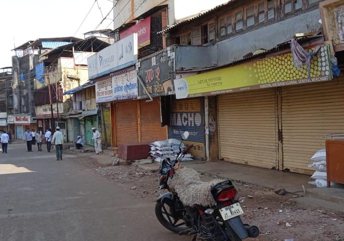 Support farmers by keeping shops closed | दुकाने बंद ठेवून शेतकऱ्यांना पाठिंबा, नालासोपाऱ्यात जबरदस्ती दुकाने बंद करणाऱ्यांना पाेलिसांची समज Support farmers by keeping shops closed | दुकाने बंद ठेवून शेतकऱ्यांना पाठिंबा, नालासोपाऱ्यात जबरदस्ती दुकाने बंद करणाऱ्यांना पाेलिसांची समज