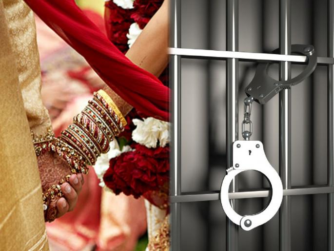 Saptapadi taken in the temple hiding religion; When reality exploded, he started beating his wife | धर्म लपवून मंदिरात घेतली सप्तपदी; बिंग फुटल्यावर पत्नीलाच मारायला सुरुवात केली Saptapadi taken in the temple hiding religion; When reality exploded, he started beating his wife | धर्म लपवून मंदिरात घेतली सप्तपदी; बिंग फुटल्यावर पत्नीलाच मारायला सुरुवात केली