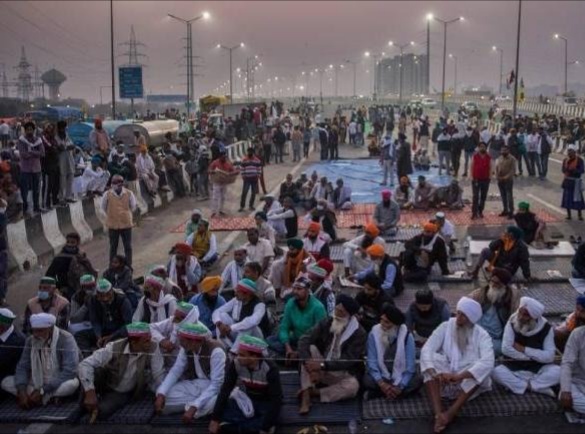 son of farmer distributes free warm clothes among farmers on the singhu border | कडक सॅल्यूट! सिंघू बॉर्डरवर कडाक्याच्या थंडीत बसलेल्या शेतकऱ्यांना 'ही' व्यक्ती वाटते मोफत स्वेटर