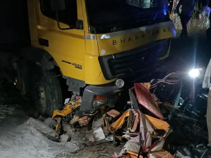 Spend time on young people returning to the village after the wedding; Four killed in Gangakhed-Parli road accident | लग्न सोहळा उरकून गावी परतणाऱ्या तरुणांवर काळाचा घाला; गंगाखेड- परळी रस्त्यावरील अपघातात चौघे ठार Spend time on young people returning to the village after the wedding; Four killed in Gangakhed-Parli road accident | लग्न सोहळा उरकून गावी परतणाऱ्या तरुणांवर काळाचा घाला; गंगाखेड- परळी रस्त्यावरील अपघातात चौघे ठार